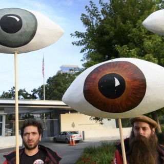 Γενεύη: Γιγαντιαία μάτια ακτιβιστών διαμαρτύρονται για την Συμφωνία Εμπορίου Υπηρεσιών, TiSA