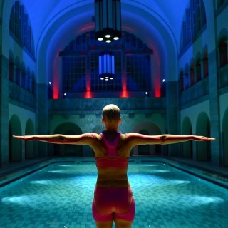 “A new dawn”: Περφόρμανς στο αναγεννημένο λουτρό του Βερολίνου