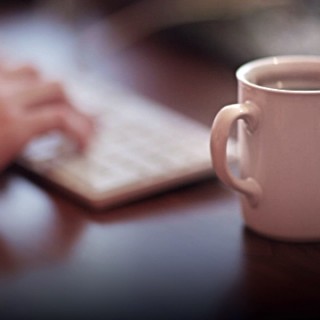 Ο λόγος που δεν πρέπει να έχετε την κούπα σας στο γραφείο