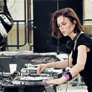 Nina Kraviz, μην σταματήσεις ποτέ να έρχεσαι τοσο συχνά στην Αθήνα!