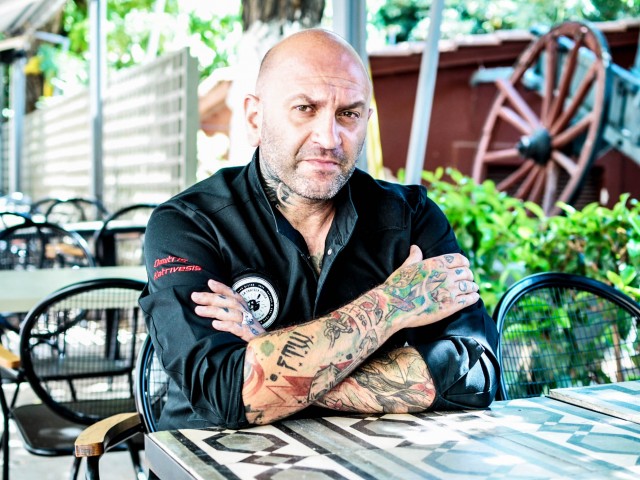 Υπάρχει ένα εστιατόριο στην Πλάκα που σερβίρει γάλα μαύρου πάνθηρα