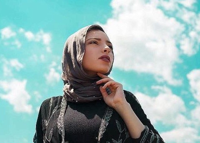 Μια μουσουλμάνα με μαντήλα στις σελίδες του περιοδικού Playboy