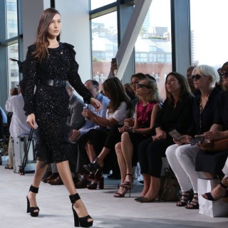 Η εβδομάδα μόδας της Νέας Υόρκης εξυμνεί τη θηλυκότητα