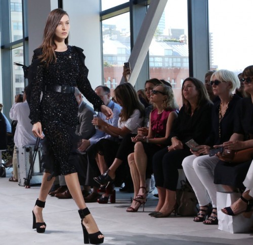 Η εβδομάδα μόδας της Νέας Υόρκης εξυμνεί τη θηλυκότητα