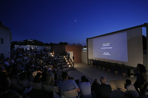 Η κρίση νοσταλγεί και πάει θερινό σινεμά per divertimento…