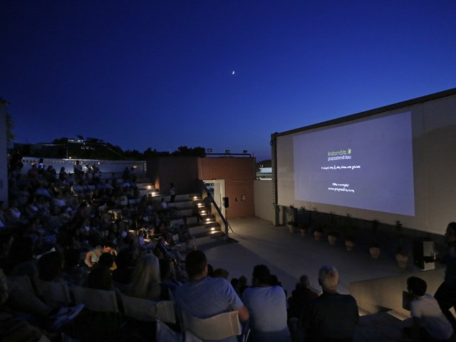 Η κρίση νοσταλγεί και πάει θερινό σινεμά per divertimento…