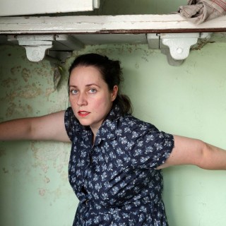 H Bίκυ Κυριακουλάκου κυκλοφορεί και μονολογεί στην Πειραϊκή