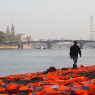 Γιατί ξεβράστηκαν εκατοντάδες σωσίβια στις ακτές του Τάμεση;
