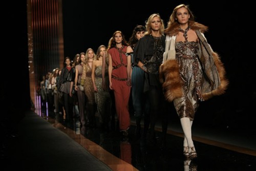 Ακαταμάχητη «Εβδομάδα Μόδας» στο Μιλάνο: Ποιές είναι οι τάσεις φέτος;