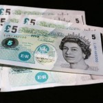 Τα πρώτα πλαστικά χαρτονομίσματα κυκλοφορούν από σήμερα στην Αγγλία και την Ουαλία