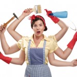 Η γυναίκα γίνεται «λιγότερο νοικοκυρά», μειώνοντας την ψαλίδα μεταξύ των δύο φύλων στις ώρες του νοικοκυριού