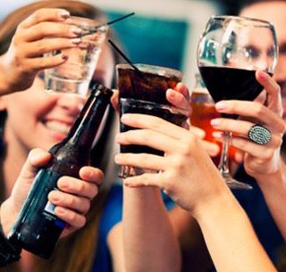 Το πολύ αλκοόλ μειώνει τη γονιμότητα των γυναικών