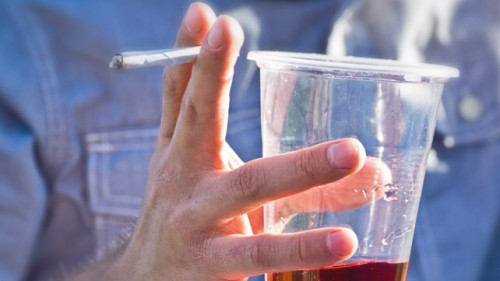 Οι άνδρες πίνουν και καπνίζουν περισσότερο, ενώ οι γυναίκες έχουν συχνότερα κατάθλιψη και πονοκεφάλους