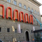 Το Palazzo Strozzi «ντύνεται» με σωστικές λέμβους