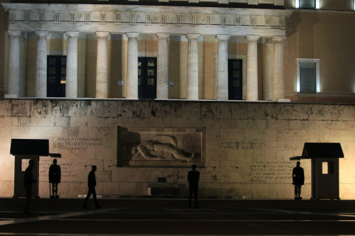 Ο 25χρονος έριξε τη μολότοφ στο Μνημείο του Αγνώστου Στρατιώτη γιατί «έχει ψυχολογικά προβλήματα και είναι άνεργος»