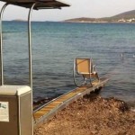 Η Περιφέρεια Αττικής στοχεύει σε δύο παραλίες καθολικά προσβάσιμες στους ανθρώπους με αναπηρίες