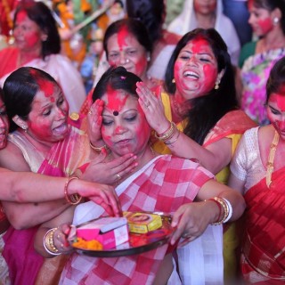 Festival Durga Puja: Οι γυναίκες τα βάφουν κόκκινα και το γιορτάζουν