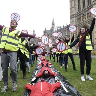 Plane Stupid: Στην Αγγλία δεν θέλουν μεγαλύτερα αεροδρόμια