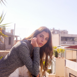 Η Lyone δεν ξέρει αν πρέπει να διαλέξει το μπλε ή το κόκκινο χάπι