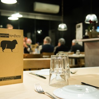 Γιατί δεν βρίσκουμε ποτέ τραπέζι στο Μαύρο Πρόβατο;