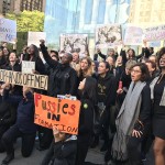 «Πείτε στους σεξιστές πως δεν τους έχουμε ανάγκη» φωνάζουν γυναίκες κάτω από τον πύργο του Τραμπ