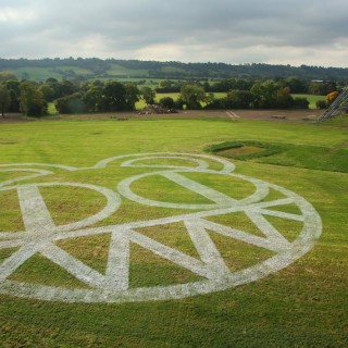 Glastonbury: Αποκαλύφθηκε το όνομα της μπάντας πίσω από τους μυστηριώδεις κύκλους