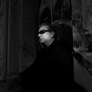 Σωτήρης Κοματσιούλης: Η ιστορία του αφανή, αλλά αγνού, ήρωα του ελληνικού ροκ