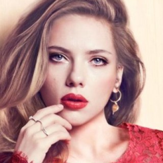 Όταν η Σκάρλετ Γιόχανσον σου σερβίρει τον καφέ σου