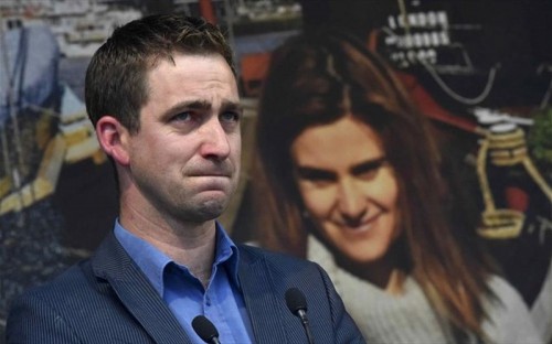 Ο άνδρας που κατηγορείται ότι δολοφόνησε την βουλευτή Τζο Κοξ παρέμεινε σιωπηλός, στην ερώτηση εάν είναι ένοχος ή αθώος