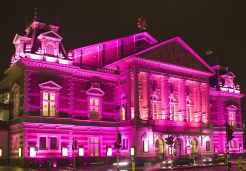 To Δημοτικό Θέατρο Πειραιά έγινε ροζ