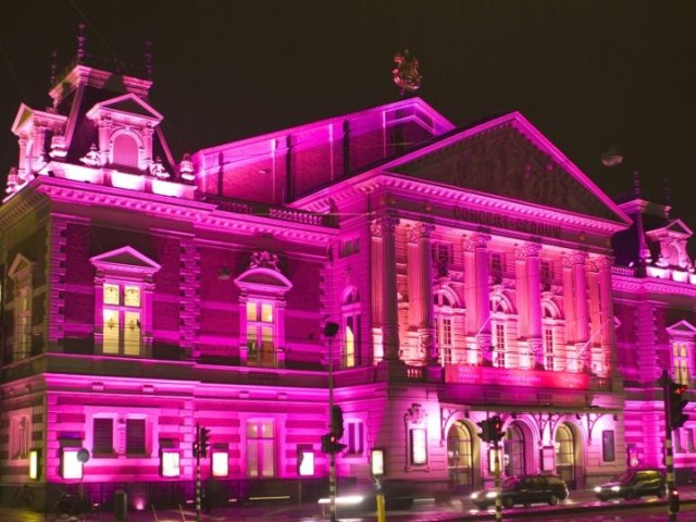 To Δημοτικό Θέατρο Πειραιά έγινε ροζ