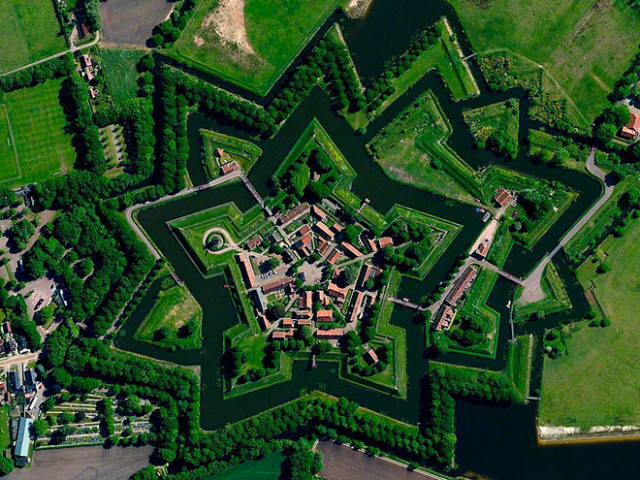 Όταν κοιτάς από ψηλά μοιάζει η γη με…