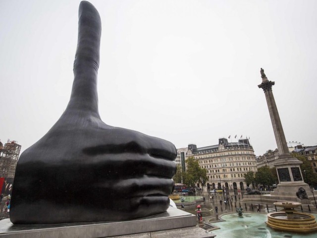 Ένα τεράστιο σηκωμένο δάχτυλο στην πλατεία Trafalgar