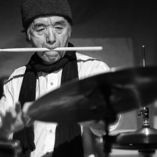 Ένας Ιάπωνας τζαζίστας στο πλευρό του Peter Brook