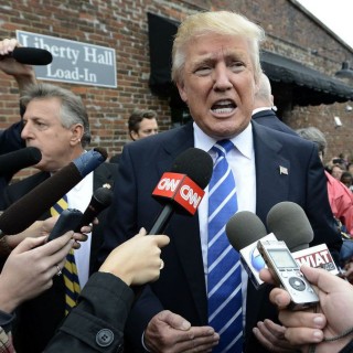 Ο Τραμπ εξαιρεί τις Βίβλους από τους δασμούς σε κινεζικά προϊόντα