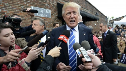 Παρά τους συνταγματικούς περιορισμούς, ο Ντόναλντ Τραμπ σκέφτεται το ενδεχόμενο παράτασης της προεδρικής του θητείας