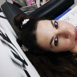 H Mαριλένα Βαϊνανίδη έχει πετάξει βιβλίο στο κεφάλι ανθρώπου