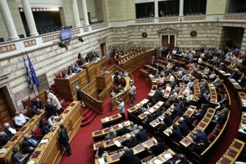 Νέα μάχη στη Βουλή για τις τηλεοπτικές άδειες