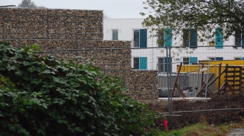 Η απόλυτη τρέλα: Μετά το Τείχος του Βερολίνου, το τείχος του μίσους που διαχωρίζει τους πρόσφυγες από τους κατοίκους