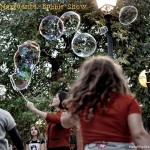 Καλλιτέχνες δημιουργούν κόσμους με φούσκες!