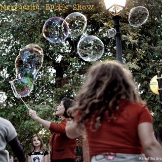 Καλλιτέχνες δημιουργούν κόσμους με φούσκες!