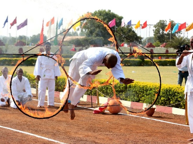 Έτσι δείχνουν οι δόκιμοι τις δεξιότητές τους στην Ινδία