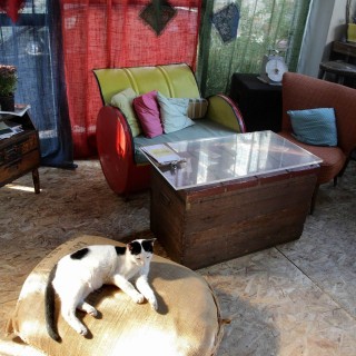 Στη Φάμπρικα πίνεις ποτό και τρως πίτσα της μαμάς σε τραπεζάκι φτιαγμένο από βιβλία