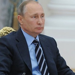 Ο Πούτιν πλέκει το εγκώμιο του Φρανσουά Φιγιόν