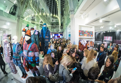 Με ένα πάρτι γεμάτο μουσική και χρώματα υποδέχθηκαν οι fashion lovers την  συλλογή KENZO x H&M