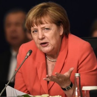 Η Μέρκελ αποδοκίμασε τον Τραμπ για το σχέδιό του να αποσύρει τις ΗΠΑ από την TPP