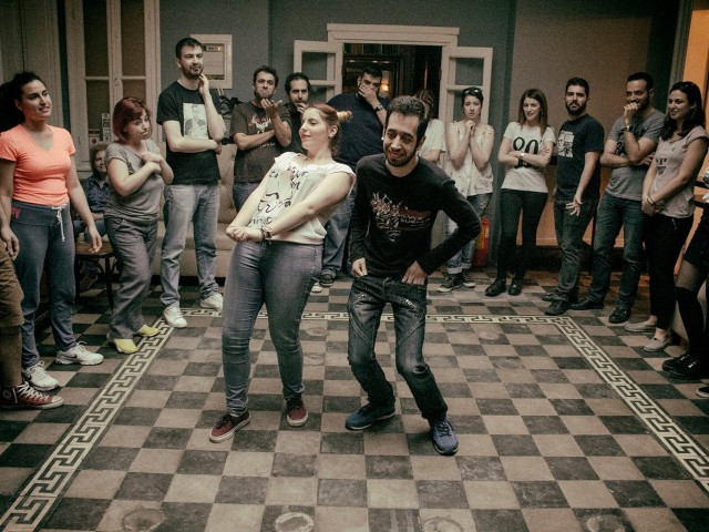 Στο Μαιευτήριο τα αστεία τα φέρνει ο κωμικός