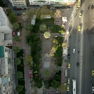 Στην Πλατεία Αμερικής ακόμη και το όνομα δίνει την ψευδαίσθηση της ελπίδας για τη Γη της επαγγελίας