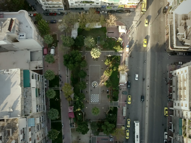 Στην Πλατεία Αμερικής ακόμη και το όνομα δίνει την ψευδαίσθηση της ελπίδας για τη Γη της επαγγελίας