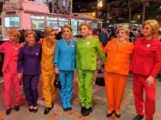 Οι γυναίκες υποστηρίζουν Χίλαρι…και το δείχνουν